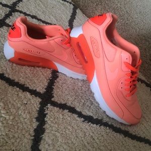 Size 7 1/2 Coral Nike Air Max 90